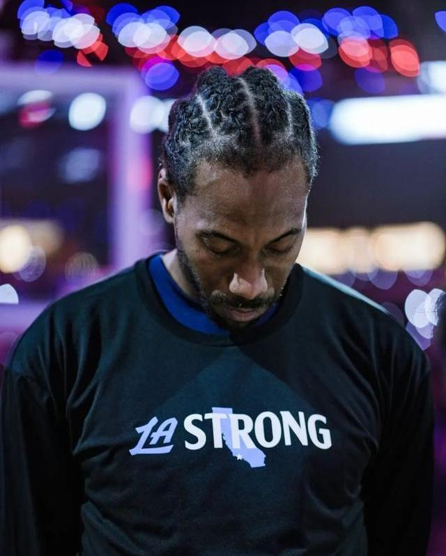 杜兰特关键中投命中，全场欢呼（杜兰特关键时刻中投命中，引爆全场）