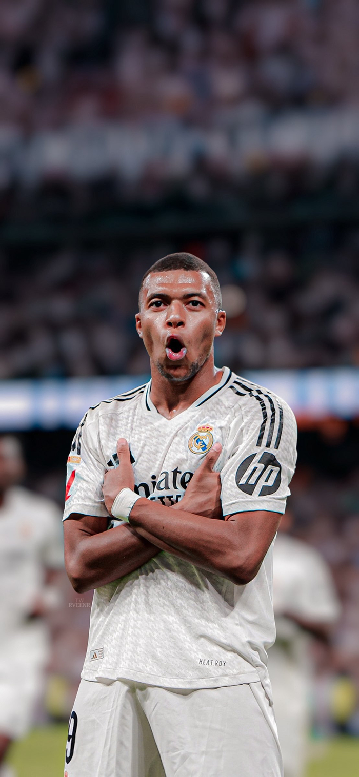 体育报：莱万5场进1球 巴萨管理认为应引进新中锋（体育报：莱万近5战仅1球 巴萨高层考虑引进新中锋）