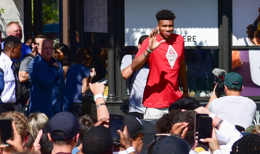 打得还可以！浓眉半场8中5拿到12分5板1助1断（浓眉半场状态不俗：8投5中斩获12分5板1助1断）