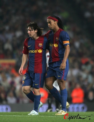 TA：曼城冬窗大概率召回埃切韦里，不排除留队的可能性（TA：曼城冬窗极可能召回埃切韦里，亦不排除其留队的可能）