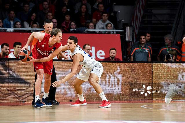 持续发力！勇士加强防守连续快攻反击打中 迅速扩大领先（再度提速！勇士防守升级、连串快攻命中，迅速扩大领先优势）