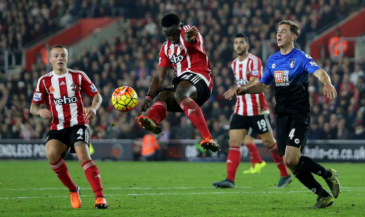 TA：埃切韦里倾向于租借加盟英超俱乐部；德甲球队也有意尼潘（TA：埃切韦里更倾向以租借形式加盟英超；德甲多队有意尼潘）