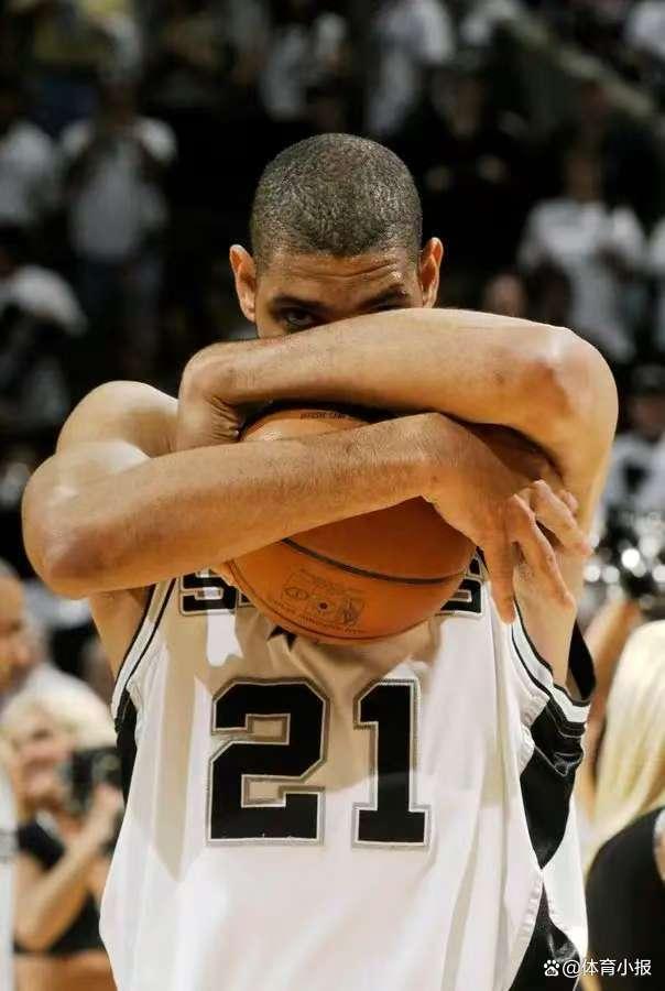 梅西小时候铃声响了不回教室，老师批评他：马拉多纳只有一个（梅西童年上课铃响仍不回教室，老师直言：马拉多纳只有一个）