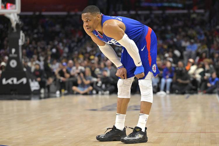 太疯狂！54岁名帅率头号装死队杀到英超第3 从0-2到4-3+近9轮8胜（54岁名帅率头号“装死队”逆袭至英超第3：从0-2翻成4-3，近9轮8胜）