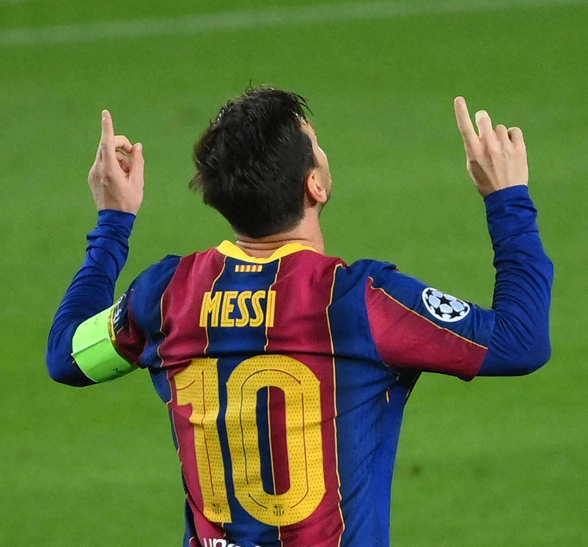 媒体人：杯赛的地板问题太大了，换地板无望应该撕掉所有地贴（媒体人称杯赛地板问题严重，更换无望应全部撕掉地贴）