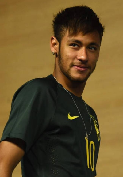 T倒了！预热《怪奇物语》最终季，拜仁球员穿特制热身服出场（拜仁球员穿定制热身服亮相，为《怪奇物语》最终季预热）