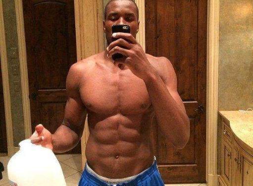 约基奇三双稳定输出率掘金大胜（约基奇三双如常发挥，掘金轻松大胜）