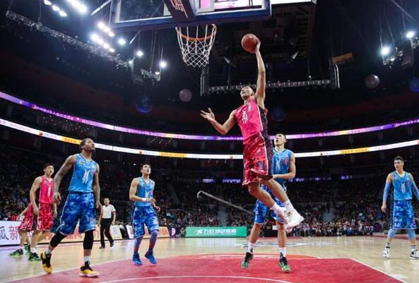 世俱杯金靴赔率：姆巴佩1赔5.5居首 哈兰德紧追（世俱杯金靴赔率：姆巴佩以1赔5.5领跑，哈兰德紧随其后）