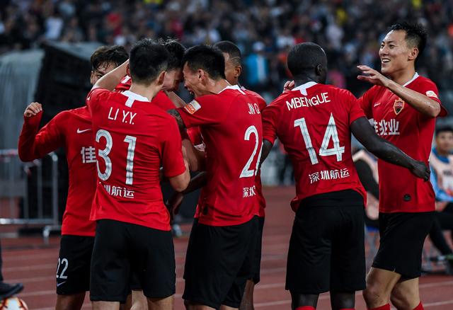 曼晚：曼联决定让莱昂先在青训梯队效力，以适应英格兰足球（曼晚：为适应英格兰足坛，曼联将安排莱昂先随青训队磨炼）