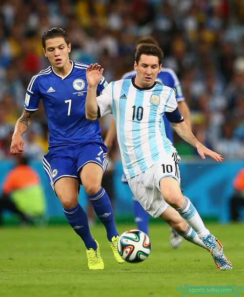 WTT年终总决赛：“莎头”3-2险胜中国香港组合晋级（WTT年终总决赛：“莎头”五局鏖战3-2险胜中国香港组合，惊险晋级）