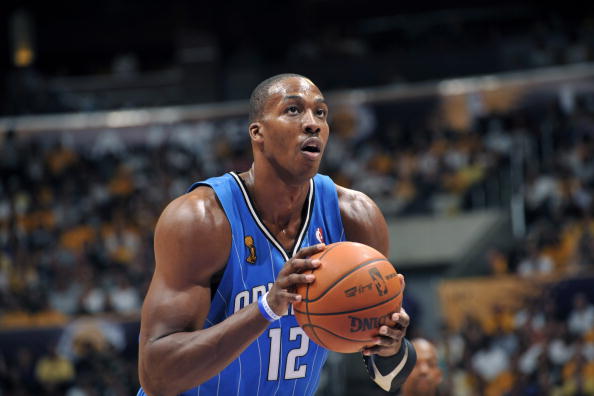 勇士拿下圣诞大战！库里拥抱弗拉格 老友重聚克莱追梦大笑拥抱热聊（圣诞大战勇士获胜：库里与弗拉格相拥，克莱与追梦笑拥热聊老友重逢）