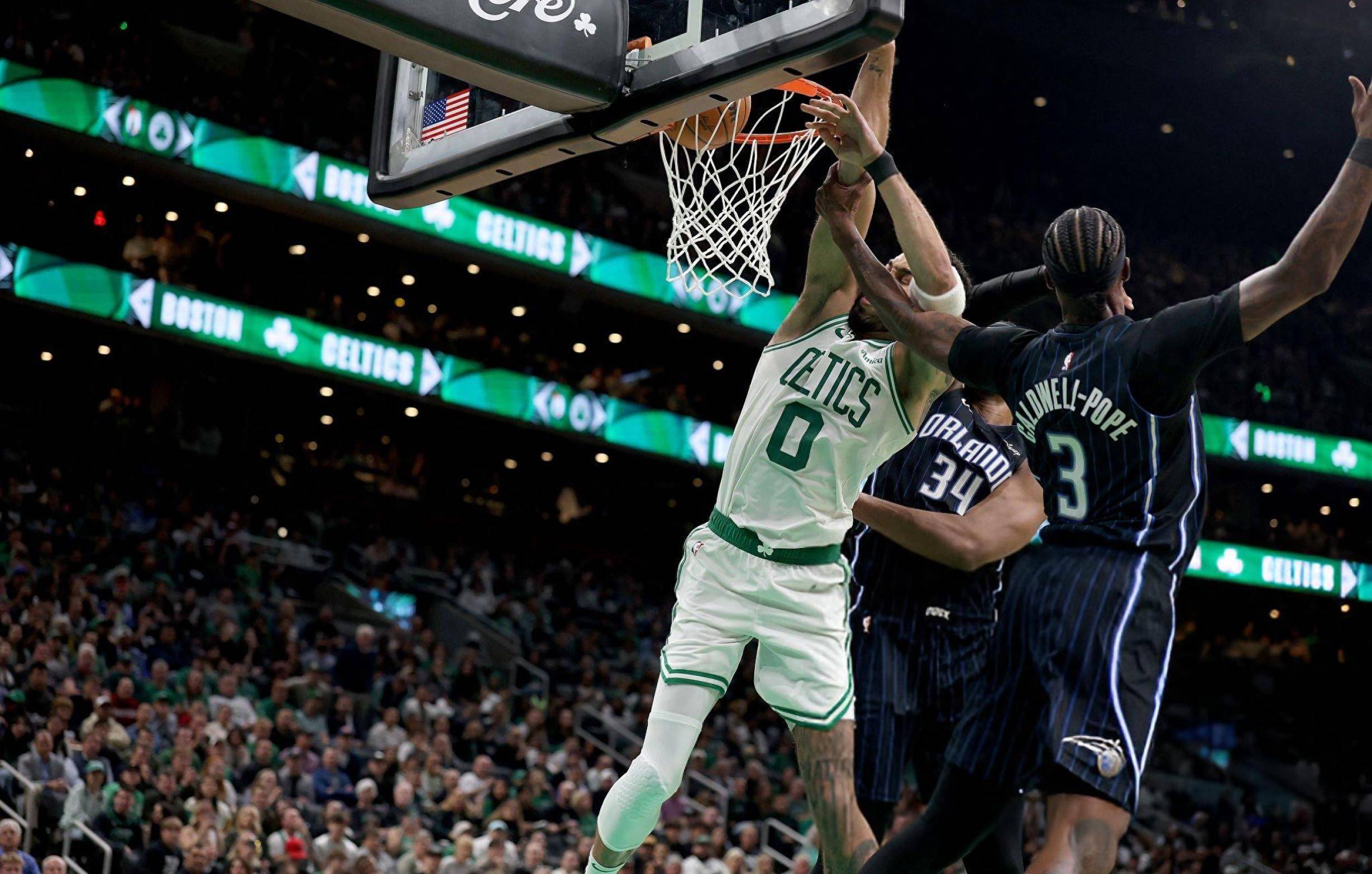 库尔图瓦揭示阿隆索与皇马更衣室的真实关系（库尔图瓦揭秘阿隆索与皇马更衣室相处内幕）