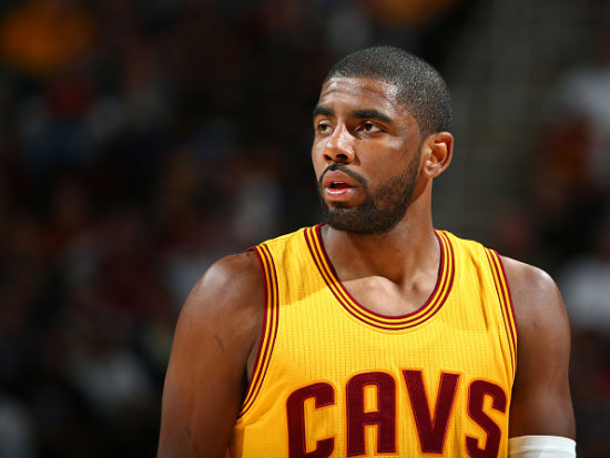 库里尝试用高尔夫球投洞，看起来比他投三分难多了（库里挑战高尔夫球进洞，竟比他投三分难多了）