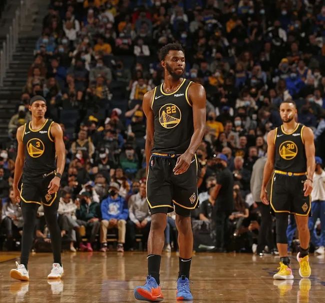 加比亚抱怨对手拖延时间，主裁：补时给了，你们想要15分钟吗（加比亚指责对手拖延，主裁回怼：补时已给，还想要15分钟？）