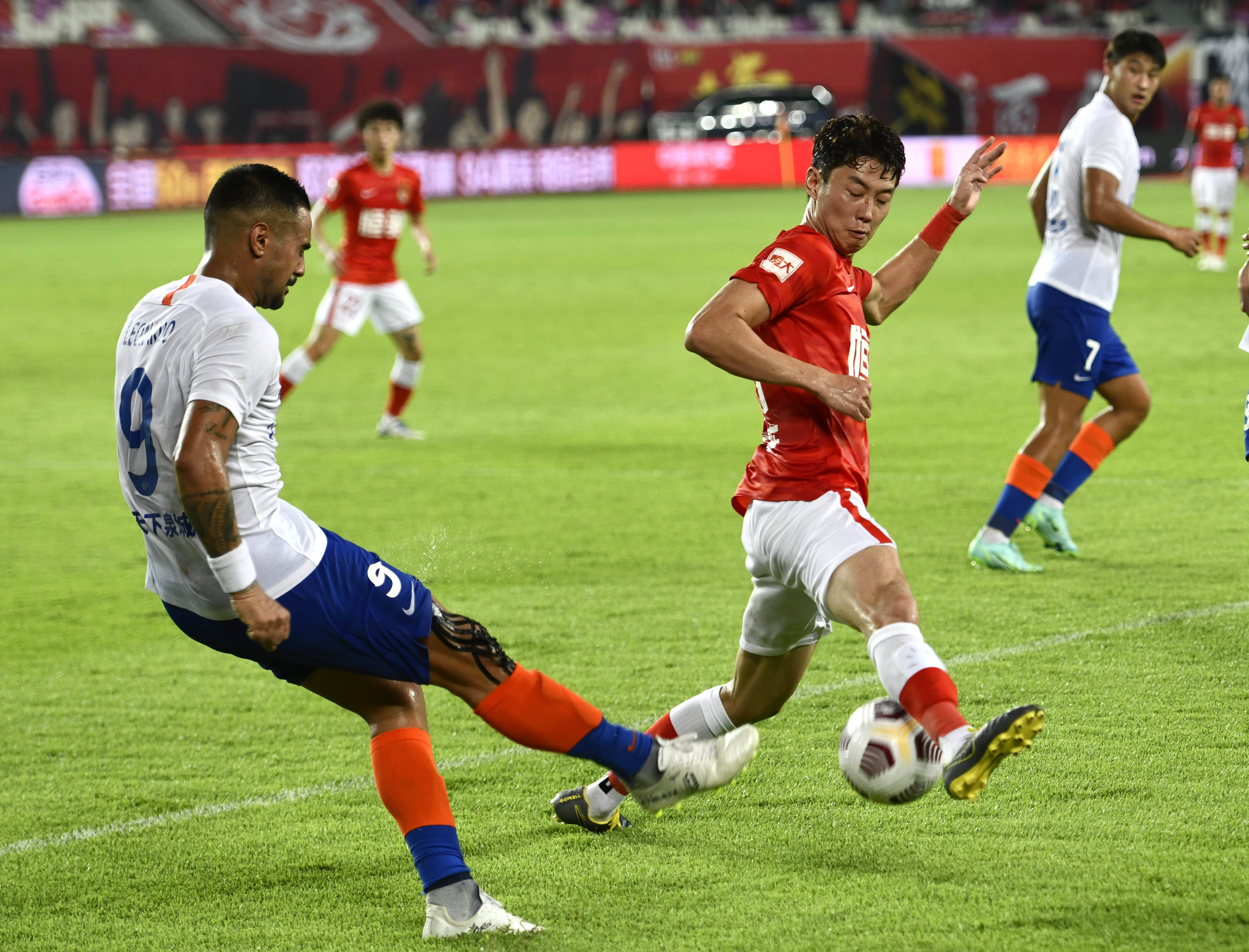 佩佩的成人女星女友：没花过他钱；他30岁生日我给他花了3万（佩佩成人影星女友：从没花过他的钱，他30岁生日反倒是我出了3万）