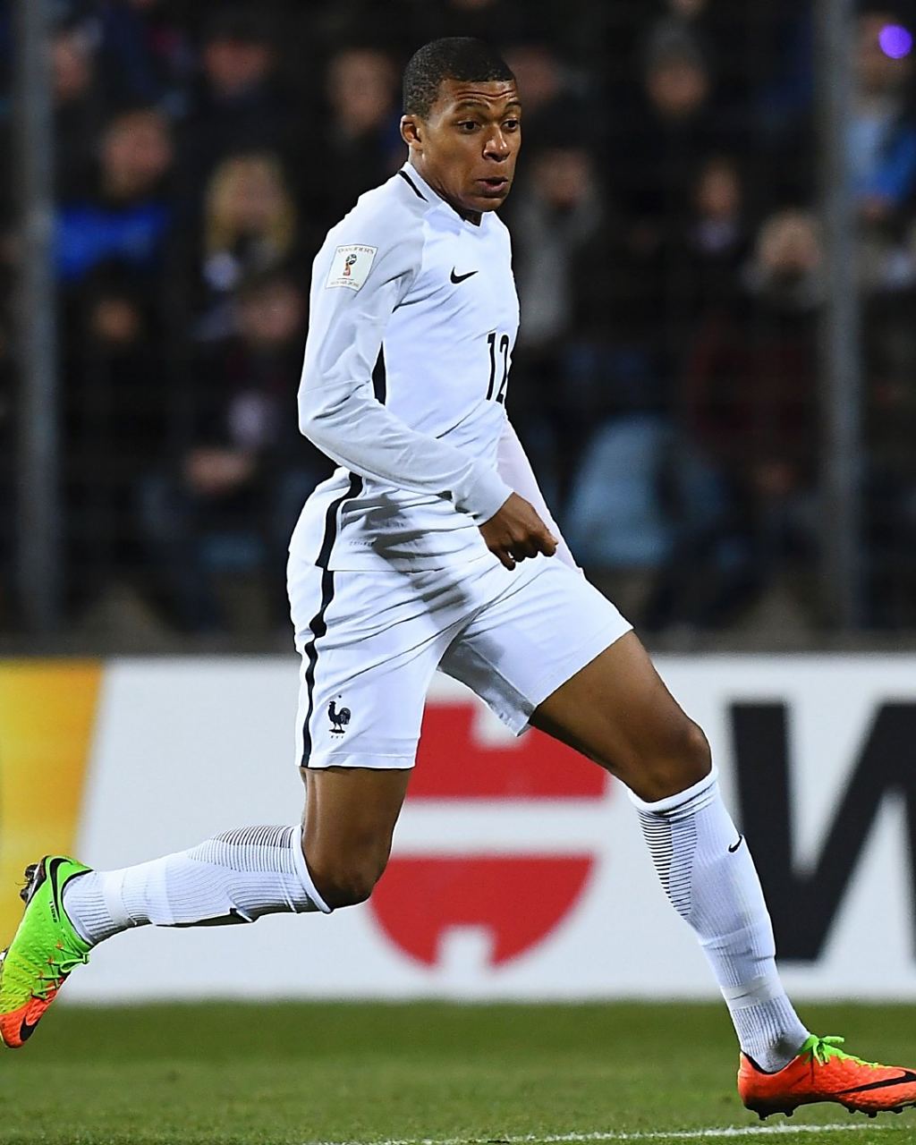 唐斯：今晚球队的身体对抗性很强 这是我们能赢球的关键（唐斯：球队今晚对抗强度十足，这是取胜的关键）